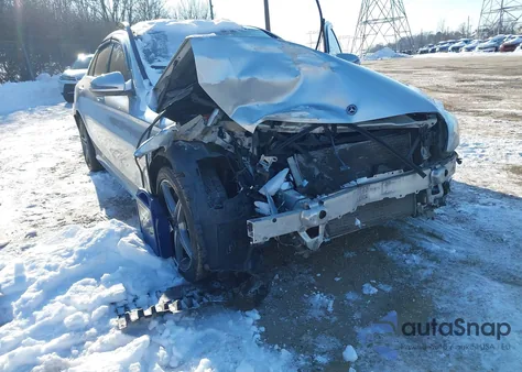 2018 Mercedes-Benz C 300 4Matic z USA, uszkodzony, nr VIN 55SWF4KBXJU276976